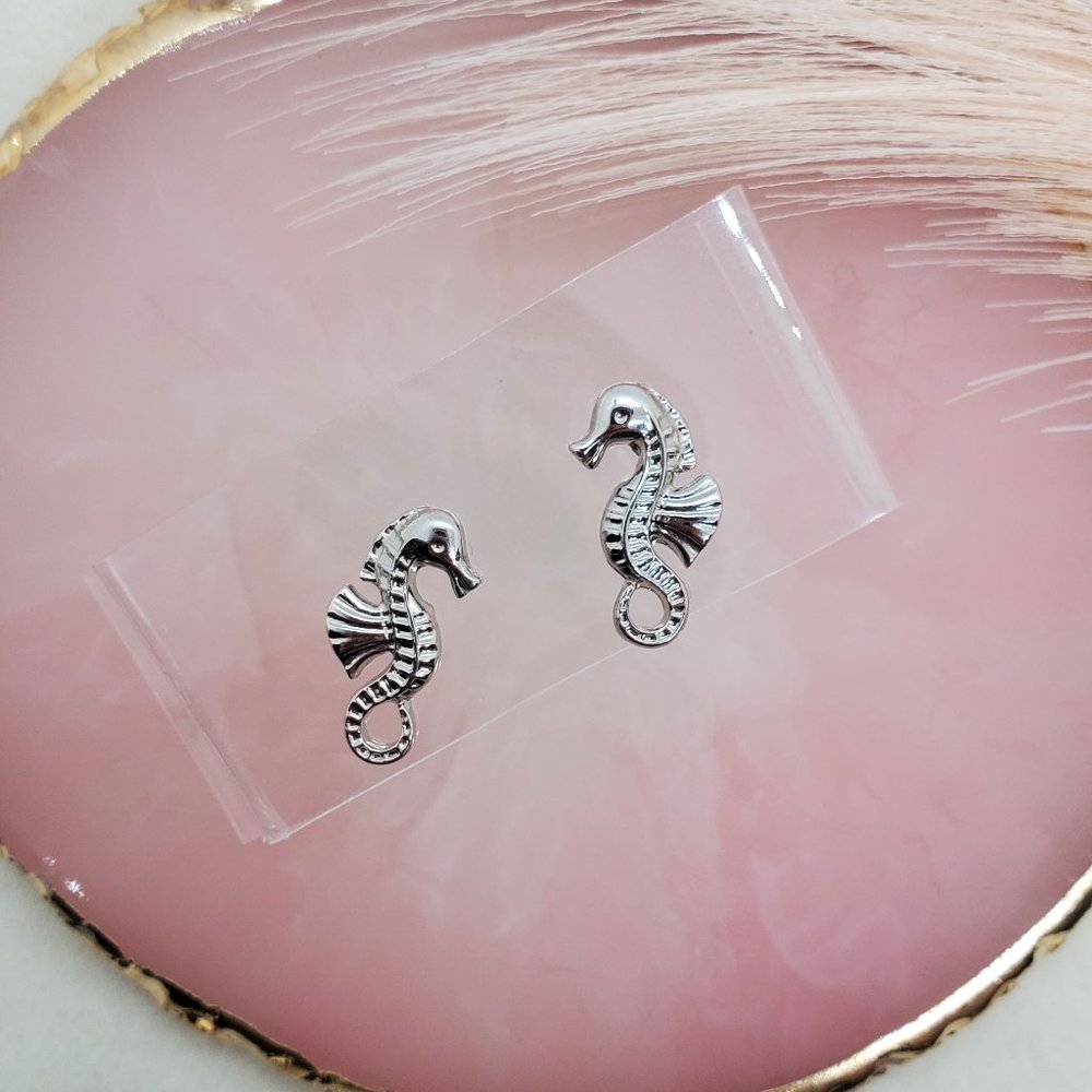 🤑 BUNDLE TO SAVE 🤑 Hot Topic The Little Mermaid Seahorse Stud Earrings